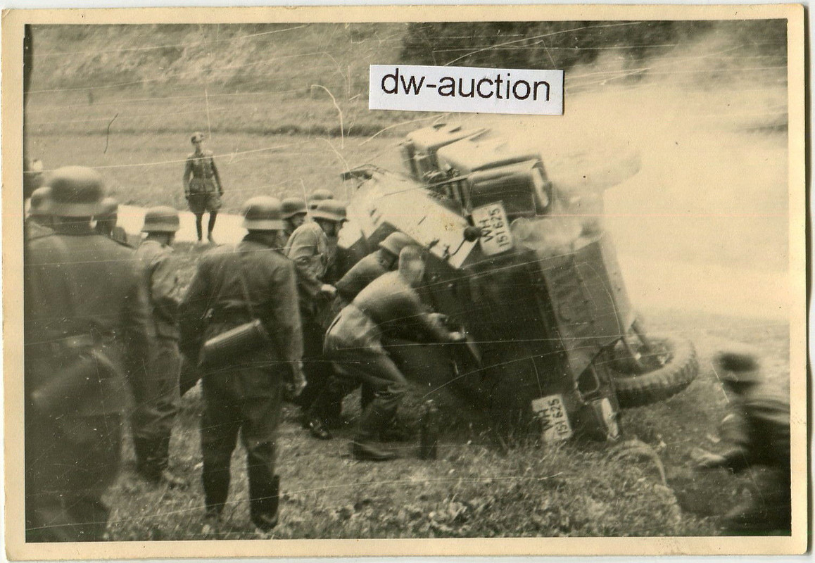 Panzer AA 23 , 8-Rad Panzerspähwagen umgekippt ,