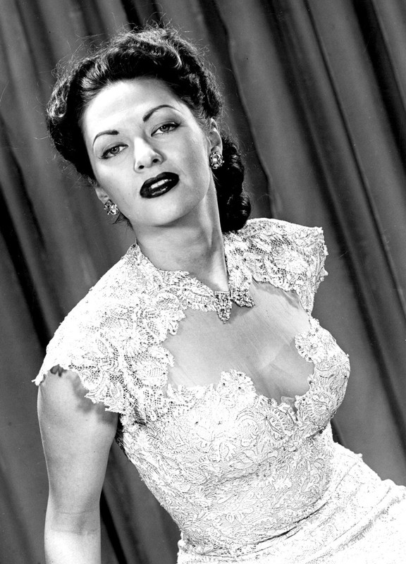 Yvonne_De_Carlo_b74