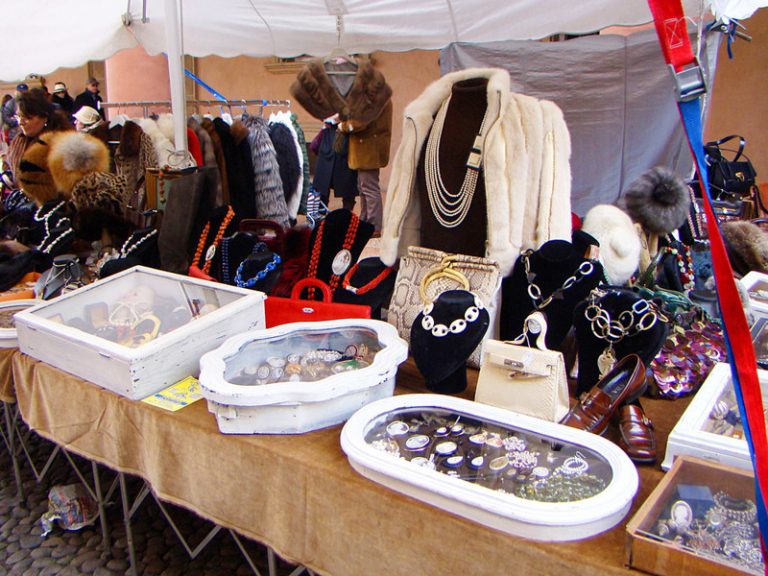 Чего только не встретишь на блошиных рынках!