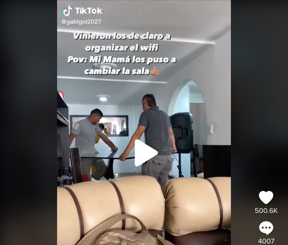 Señora puso a técnicos de internet a arreglar su sala y se viralizó en TikTok