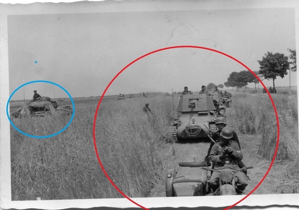FOTO WW II Deutsche Panzer Jäger Tanks im Getrei