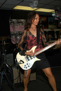 susanna-hoffs-b08