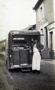 Pol-Vincent-et-sa-fourgonnette-magasin.jpg