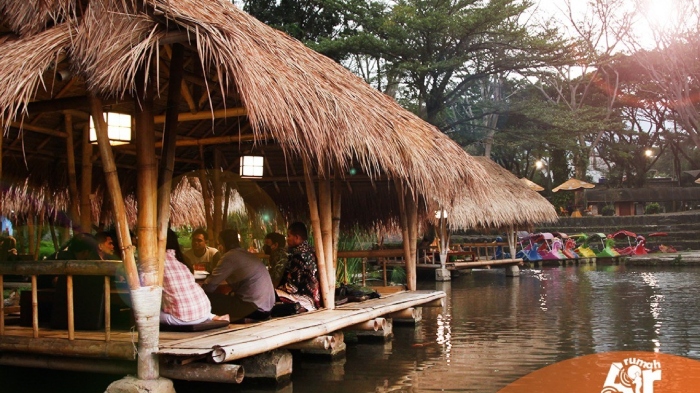 Tempat makan ala pedesaan di Rumah Air, tempat wisata di Bogor untuk liburan akhir tahun.