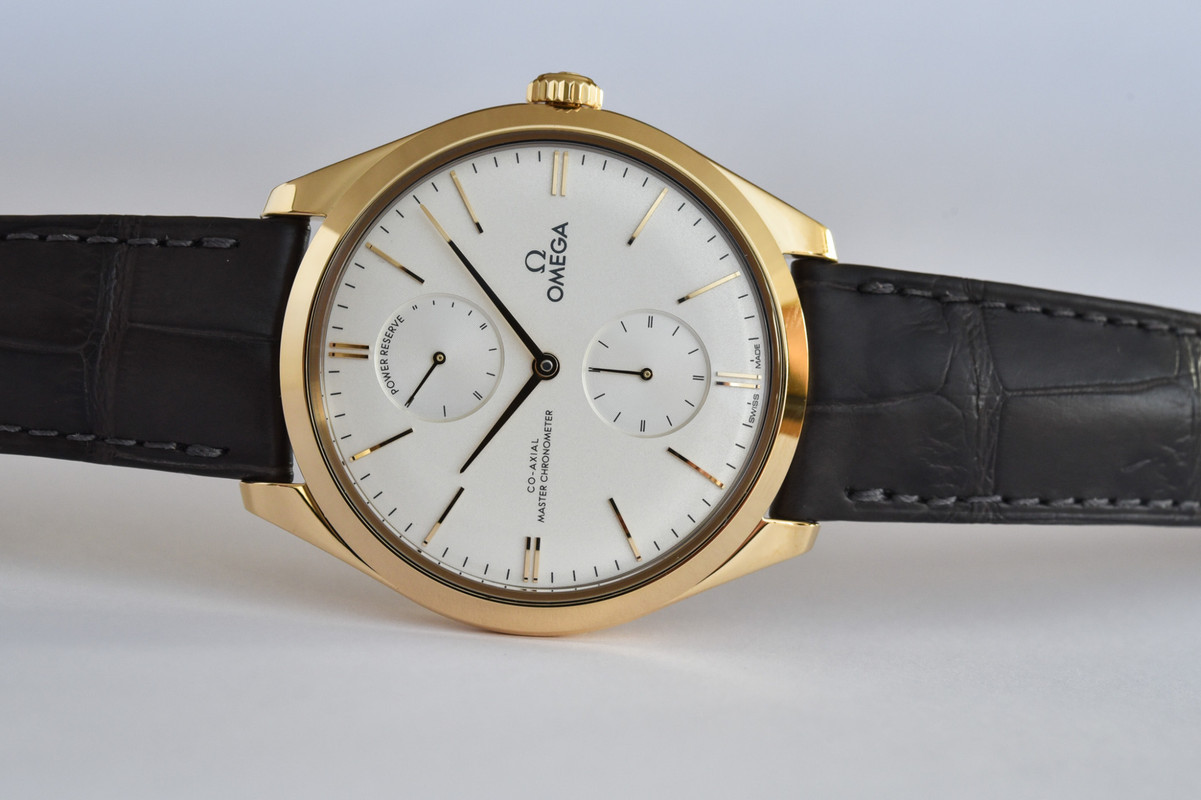 2021-Omega-De-Ville-Tresor-Power-Reserve-Yellow-Gold-435.53.40.22.02.001-hands-on-1-2048x1364