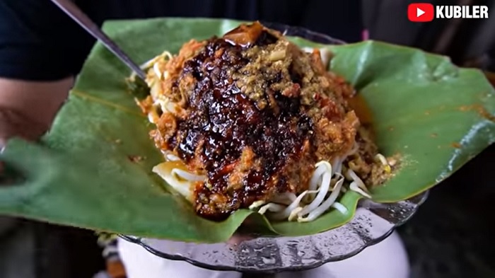 Seporsi Toge Goreng Mbok Epon disajikan menggunakan alas daun patat.