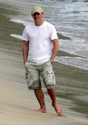 Daniel-Craig-Daniel-Craig-Enjoying-Beach-St-jf6sqrm-YWyyl.jpg