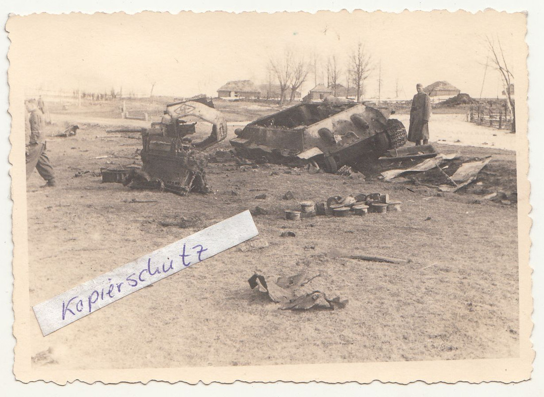 Foto zerstörter T34 Panzer Tank auf Miene gelaufen
