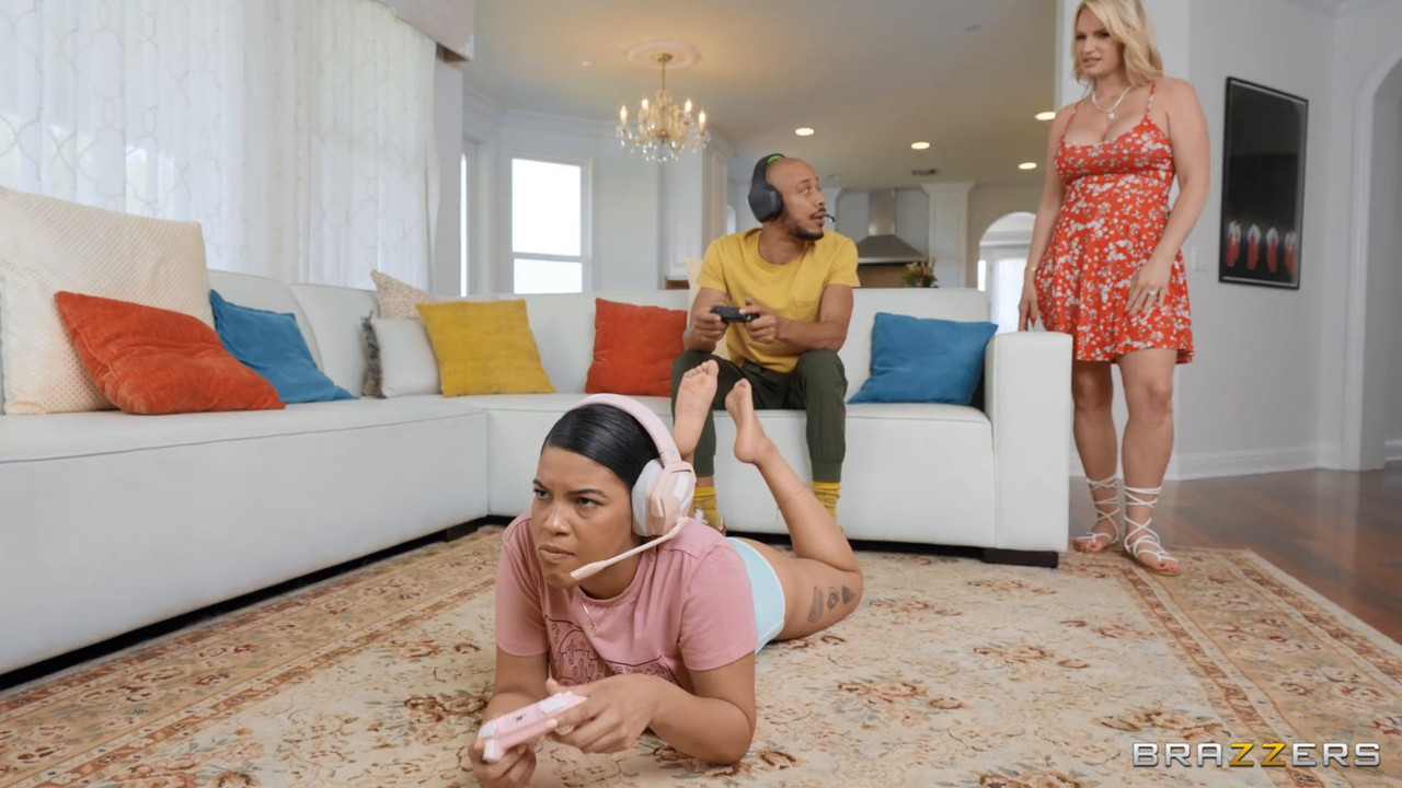 Rachael Cavalli Maya Farrell - Her Mom Is Even Hotter - BRAZZERS.mp4.0000