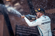 13 de Mayo. - Pagina 2 F1-spanish-gp-2018-race-winner-lewis-hamilton-mercedes-amg-f1-celebrates-on-the-podium-wit