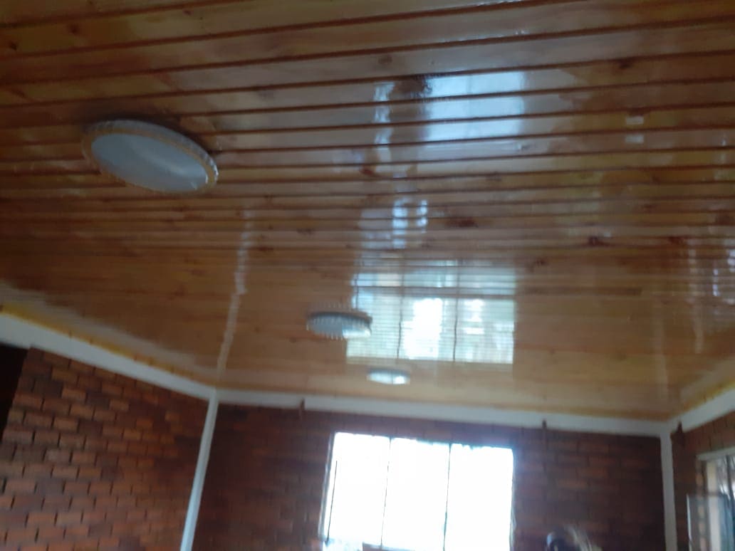 Pasillo con piso de madera recién barnizado