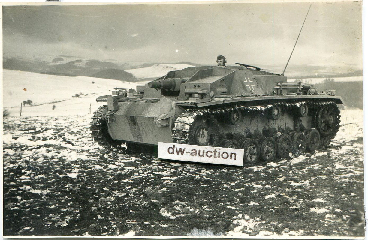 Sturmgeschütz mit Kommandant in Luke