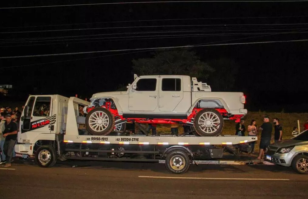 Guinchado, Jeep branco foi tema de festa improvisada. (Foto: Juliano Almeida)