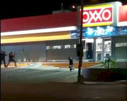 Hombre con un machete toma como rehenes a empleados de un OXXO