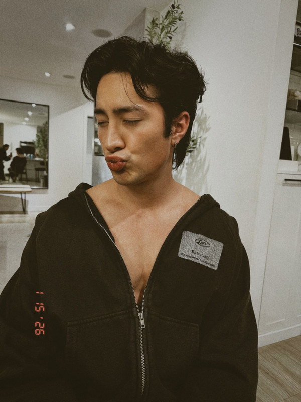 Hudson Williams making a bottom face