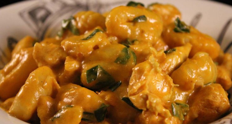 Gnocchi mit Currysauce und Hähnchenbrust Gnocchi mit Currysauce und Hähnchenbrust