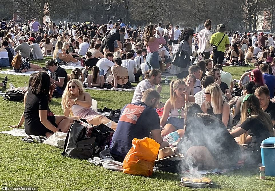 41135066-9417311-People-had-barbecues-as-they-sat-outside-in-the-sunshine-at-Wood-a-12-1617121750992.jpg