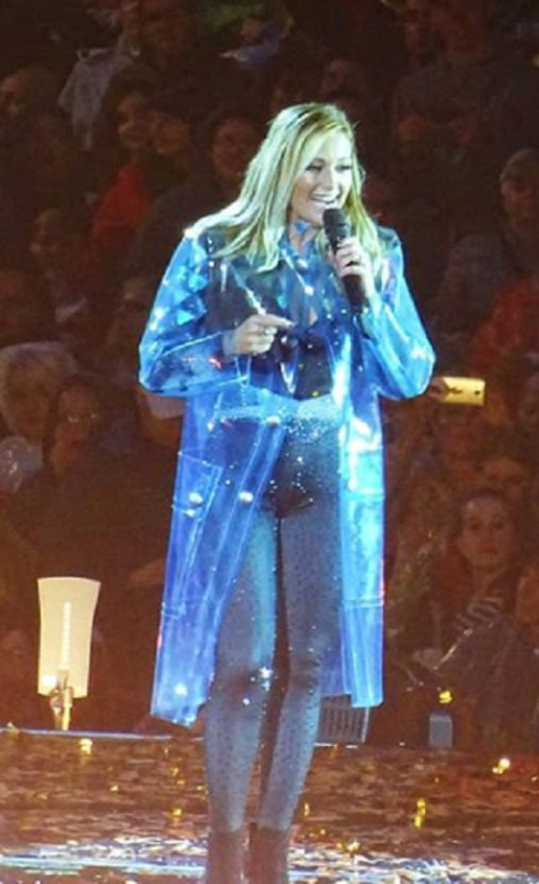 helenefischer(stadiontour2018)wearingashinyblueglass-clearvinylmac.(3)