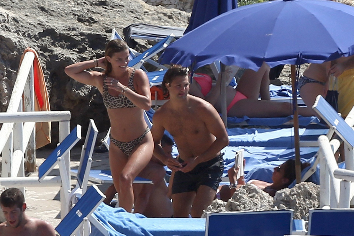 Nina-Agdal-Bikini-in-Capri-25 (1)