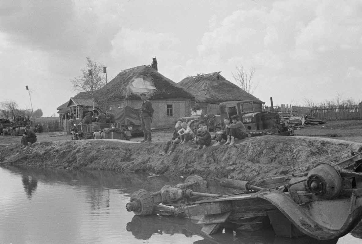 Une colonne de semi-chenillés Sd.kfz.10-5 FlaK 38 du Leichte Flak Abteilung 71 (11.Panzer-Division) 