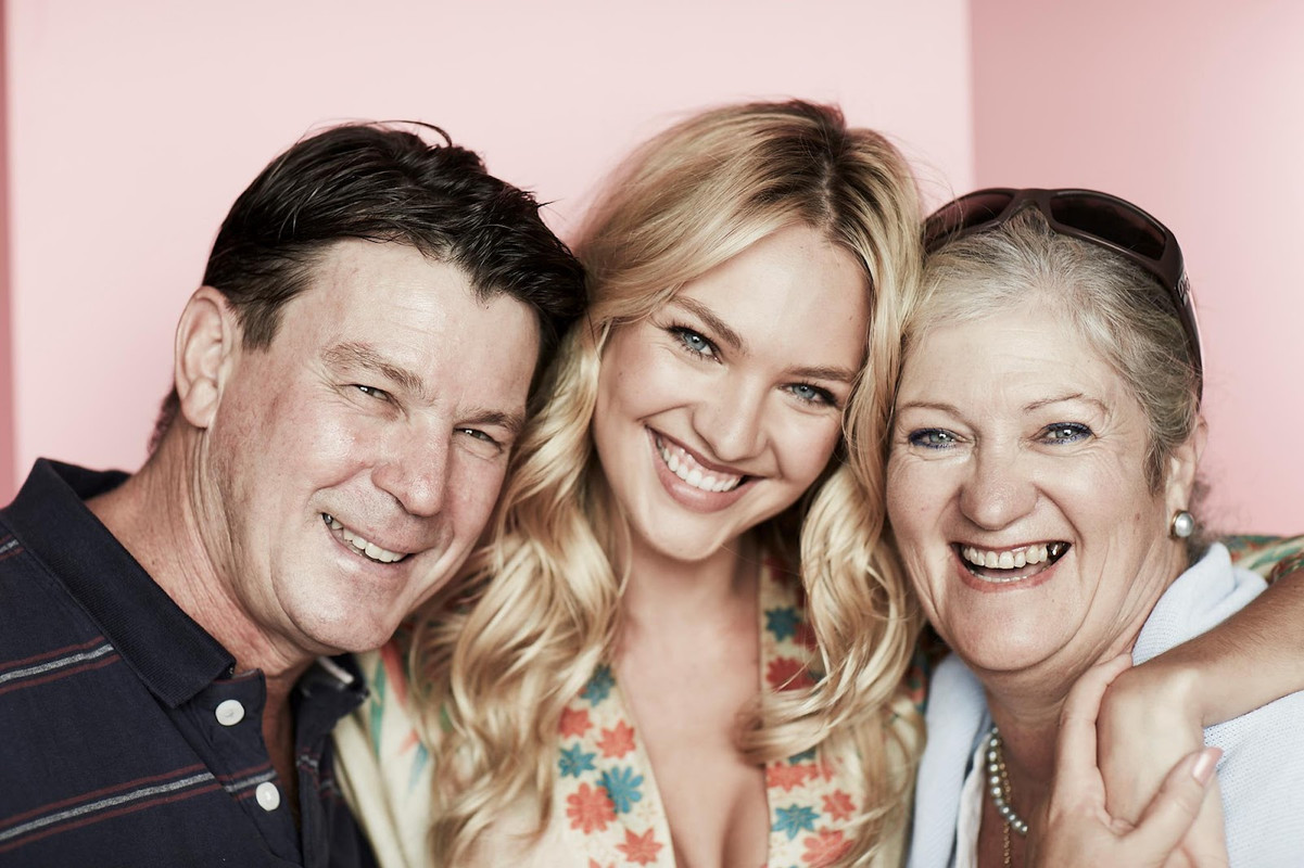 Candice Swanepoel med familie på bildet
  