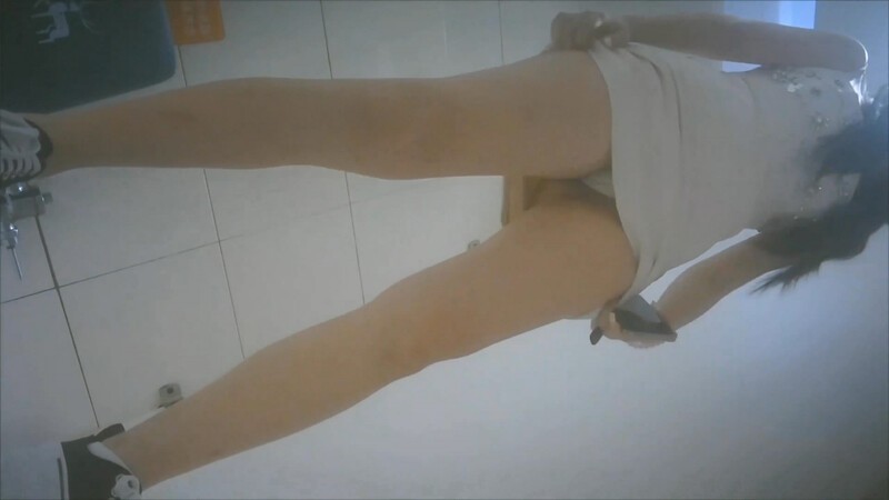 厕所偷拍美女外阴瘙痒 挠个不停