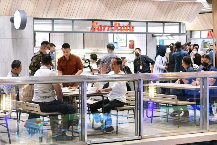 Momen Presiden Joko Widodo mengunjungi Grand Indonesia di Jakarta Pusat pada Minggu (15/1/2023) malam. Kunjungan dilakukan untuk mengecek aktivitas perekonomian usai kebijakan PPKM berakhir.