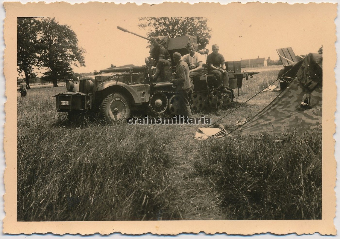 Orig. Foto Soldaten bei SdKfz 10-4 Halbkette mit 2 cm FlaK 30 Geschütz Kanone1