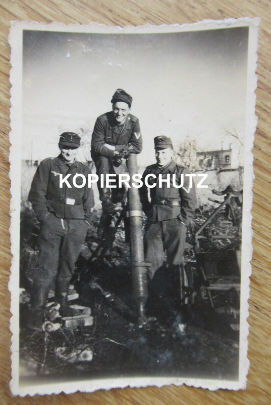 Altes Foto deutsche Luftwaffen Soldaten mit großem Granatwerfer 1943