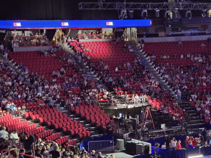 Kamala-Crowd-Half-Empty-800x600