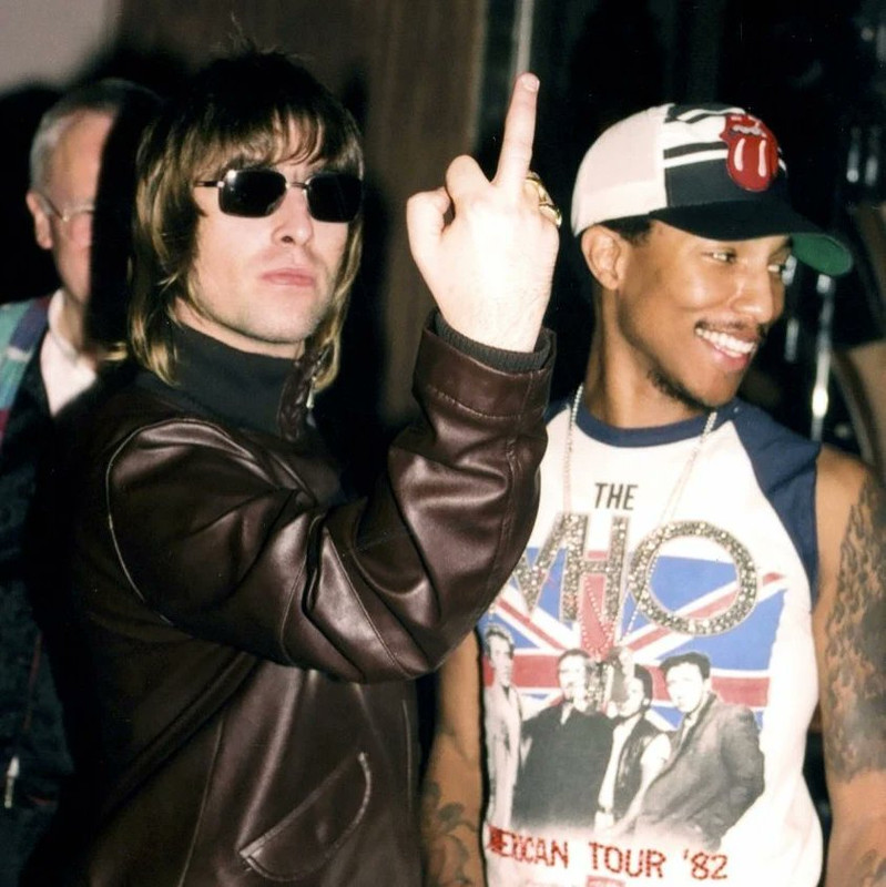 Pharrell-and-Liam-Gallagher-backstage-at-the-Q-Awards-in-London-October-2000-2