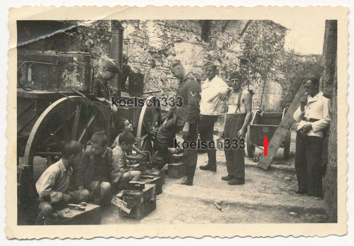 Foto Schuhputzer Kinder an Wehrmacht Feldküche Karren mit Kennung 164. Inf. Div.