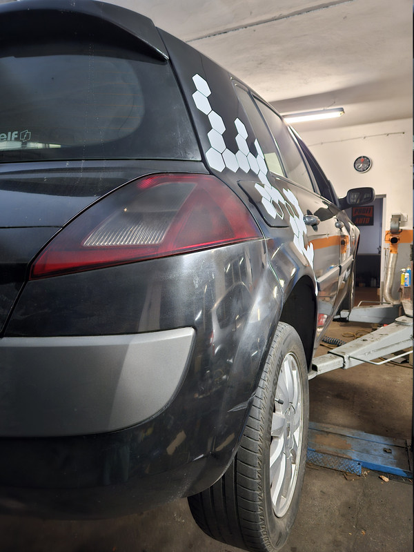 Z tyłu na podnośniku