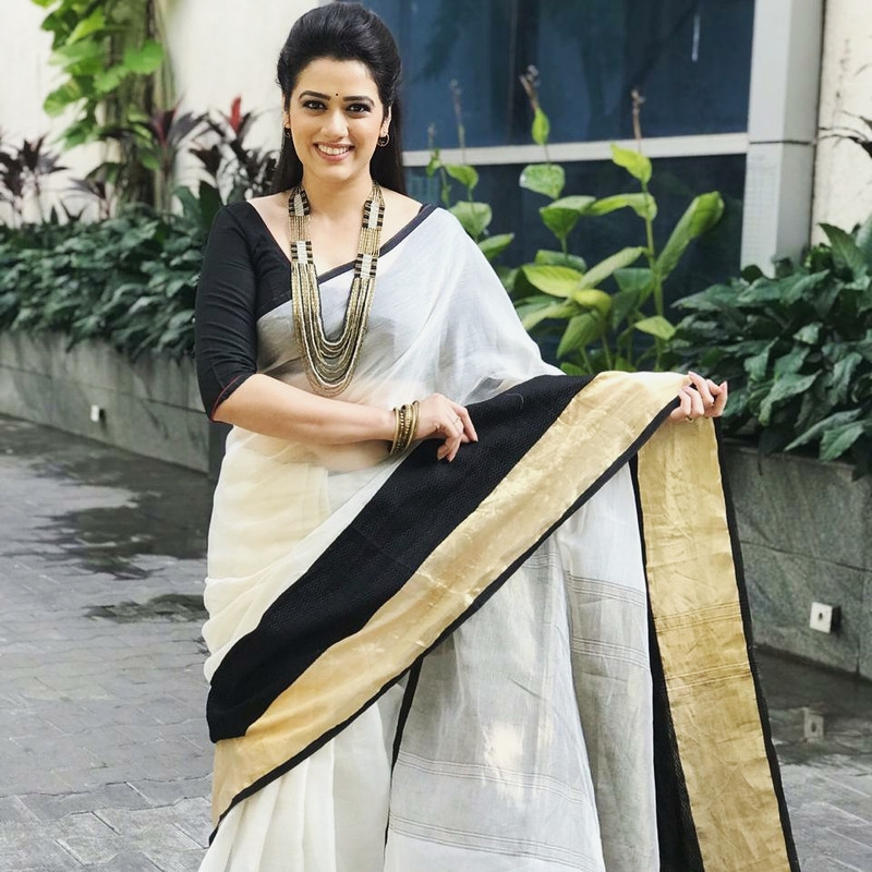 6-Girija-Oak-Godbole-Beautiful-Photos-in-Saree-My-Vantage-Point