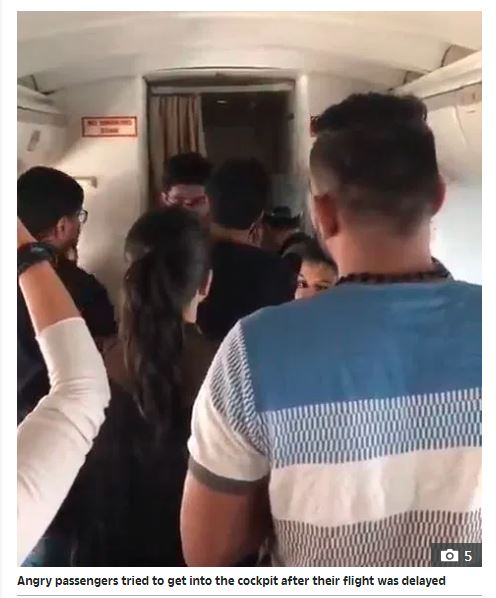 Penumpang yang marah mencoba masuk ke dalam kokpit setelah penerbangan mengalami delay.