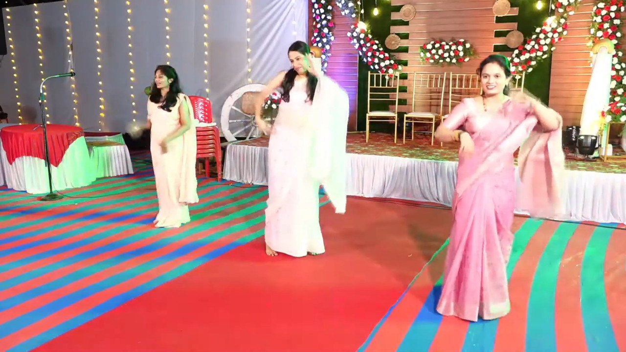 Cute mangalore chubby girl huge boobs and nipple pokie and other lady navel in saree.mp4_snapshot_03