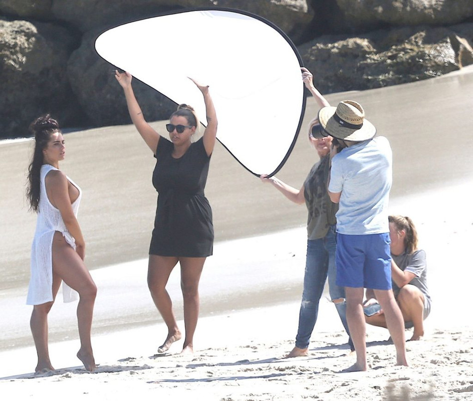 Holly-Young-Upskirt-STARS-com-19