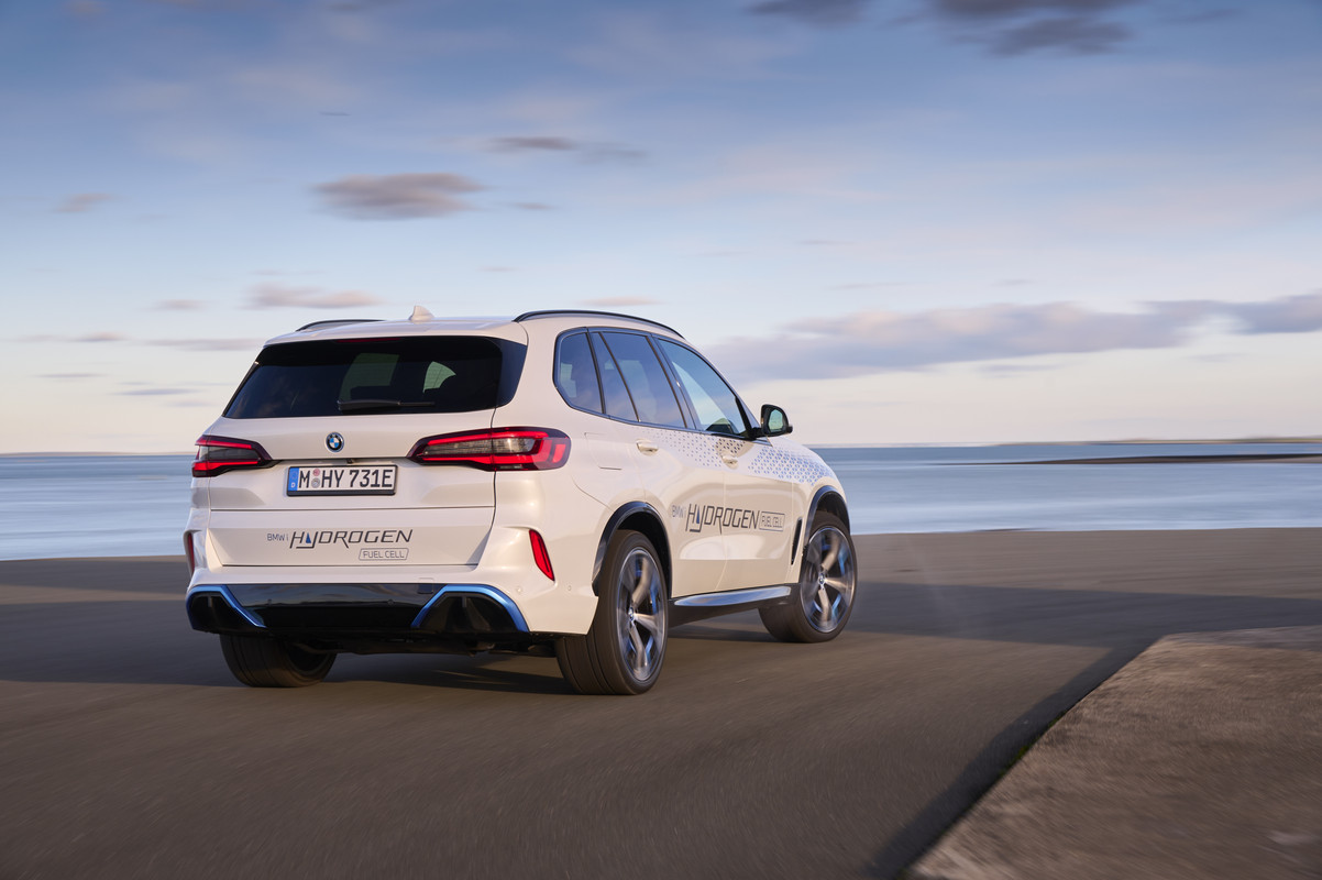 P90494345_highRes_bmw-ix5-hydrogen-on-
