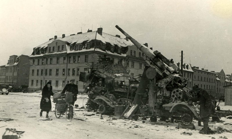 Второй Белорусский фронт. Немецкиое зенитное орудие, подбитое нашими войсками, в окрестностях Гданьс