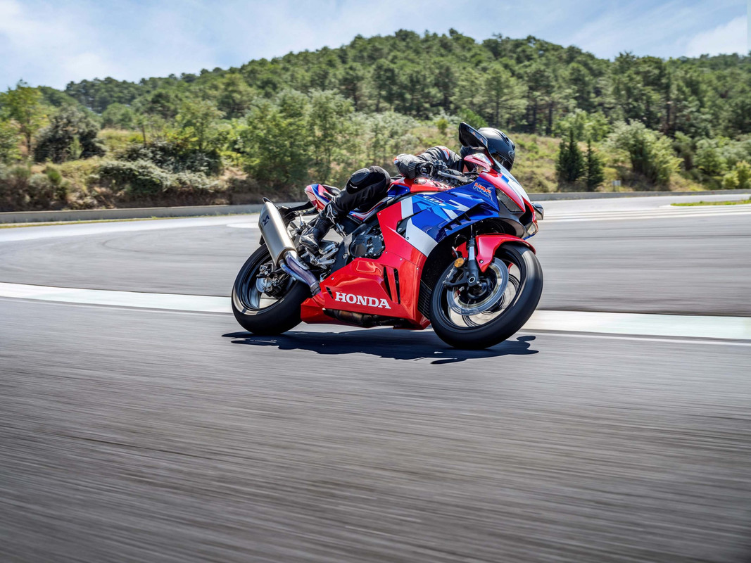 Спортбайк Honda CBR1000RR-R Fireblade 2022