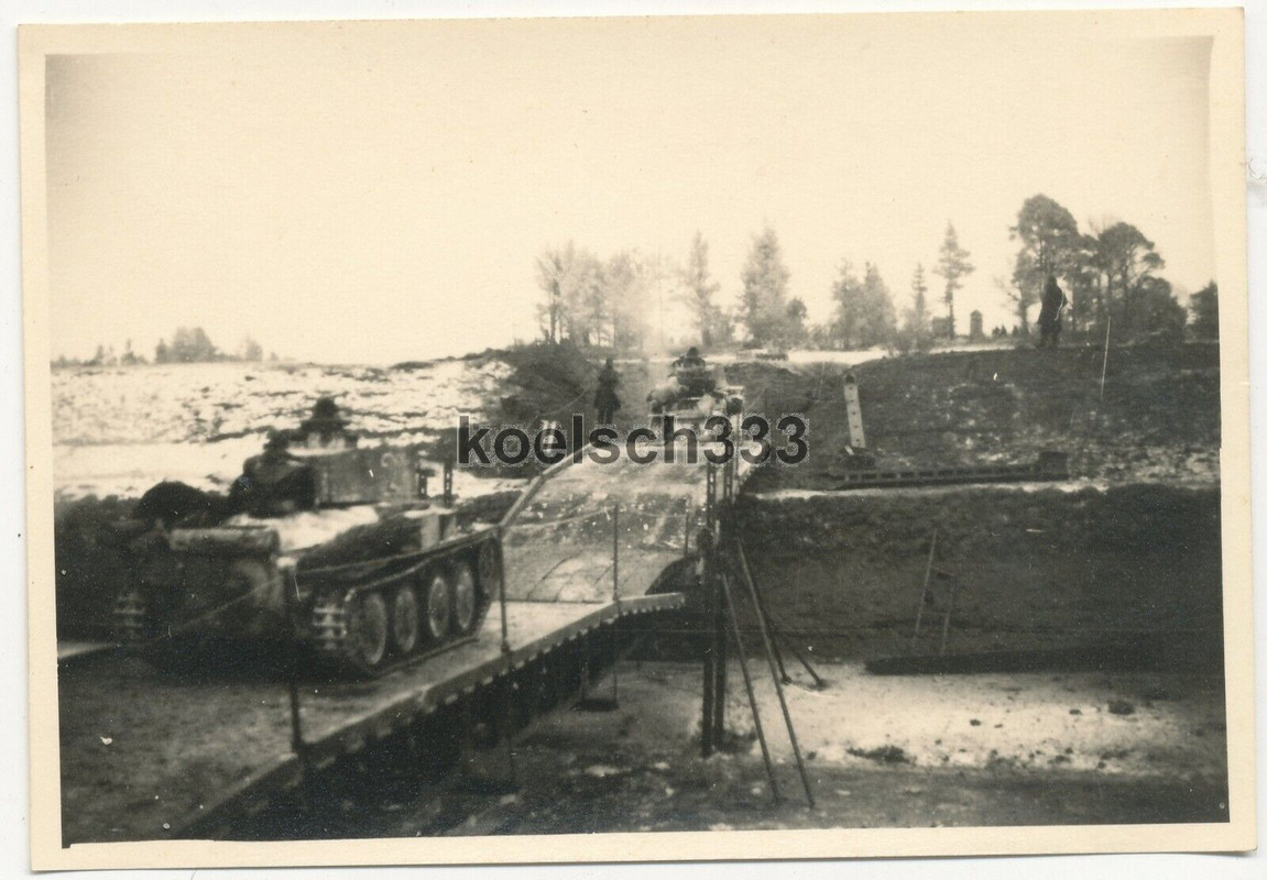 Foto Panzer 38(t) der Wehrmacht auf Kriegsbrücke über die Lama in Russland 1941 (3)