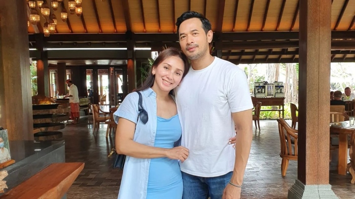 Potret romantis Oka Antara dan istri saat liburan ke Pulau Dewata, Bali.