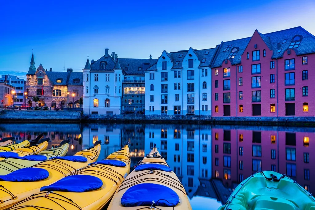 multi-norway-canoes-8431043-1280.webp