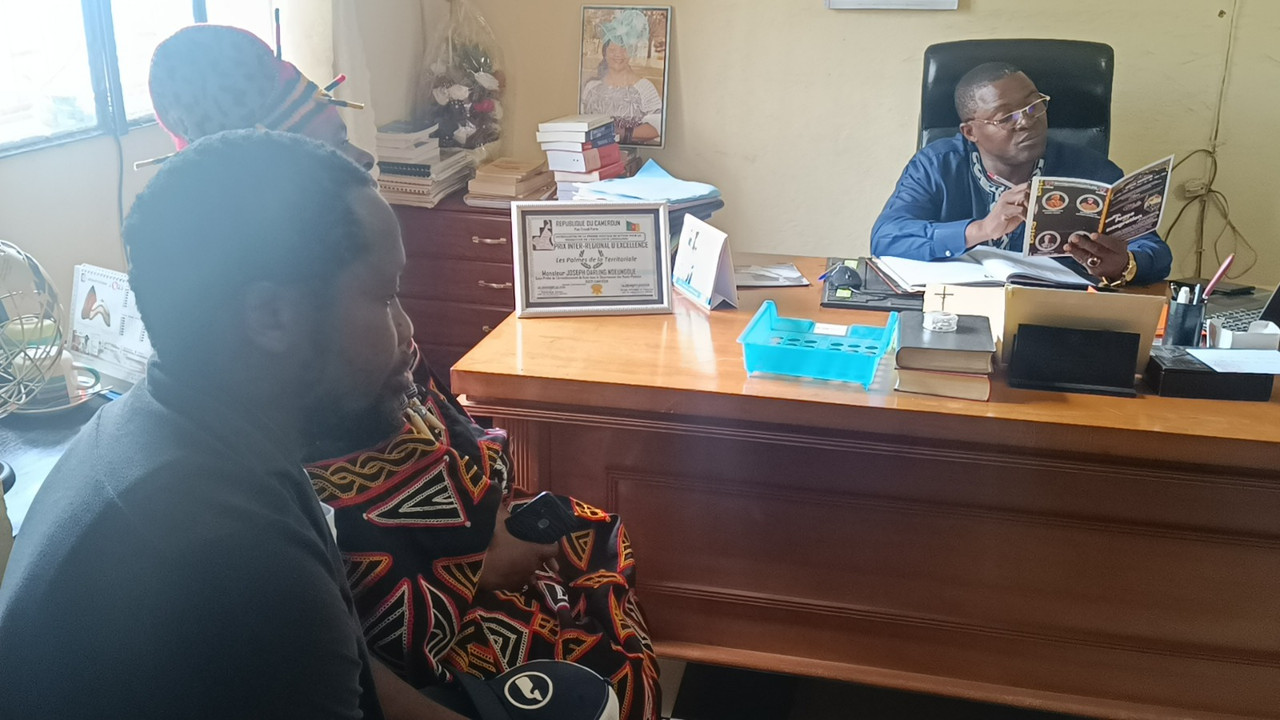Jean II Makoun (ACUDAB IDP's Sport Goodwill Ambassador), with the Divisional Officer for Batie (Head of State Representative)