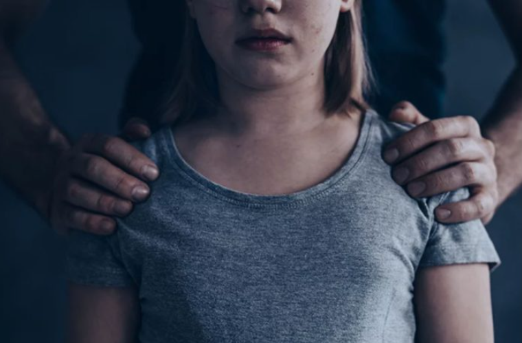 Mamá se hace pasar por su hija, cita al hombre que la amenazaba y lo golpea