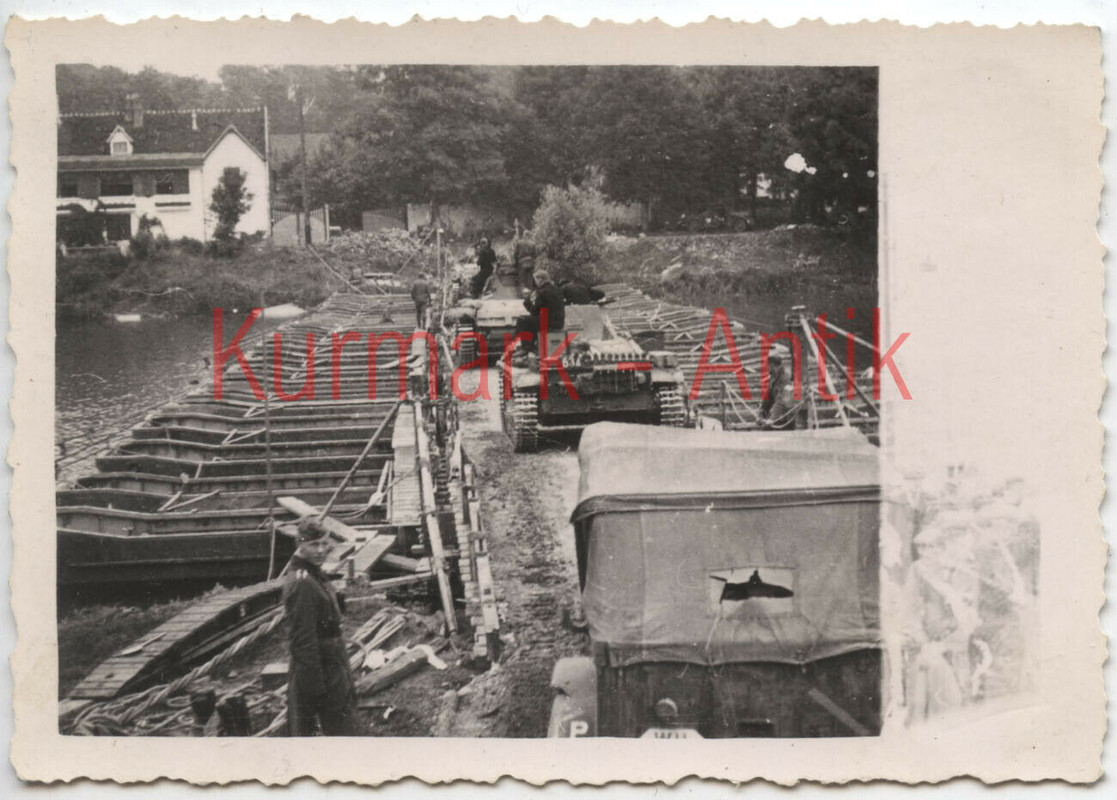 Foto Wehrmacht Panzer II Frankreich Marne Ponton Brücke LKW PKW !