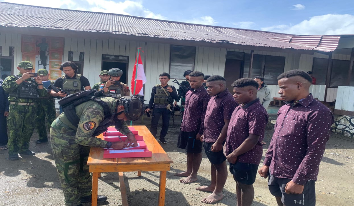 Harukan! 4 Eks Anggota KKB Cium Merah Putih dan Ikrar Setia ke NKRI di Puncak Papua! Harukan! 4 Eks Anggota KKB Cium Merah Putih dan Ikrar Setia ke NKRI di Puncak Papua!