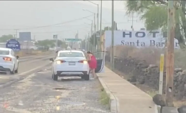 Policía cacha a pareja haciendo el delicioso en la vía pública; chocan al huir