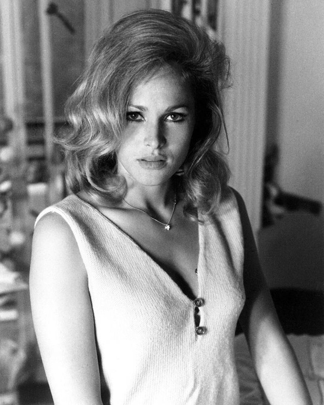 ursula_andress_c87