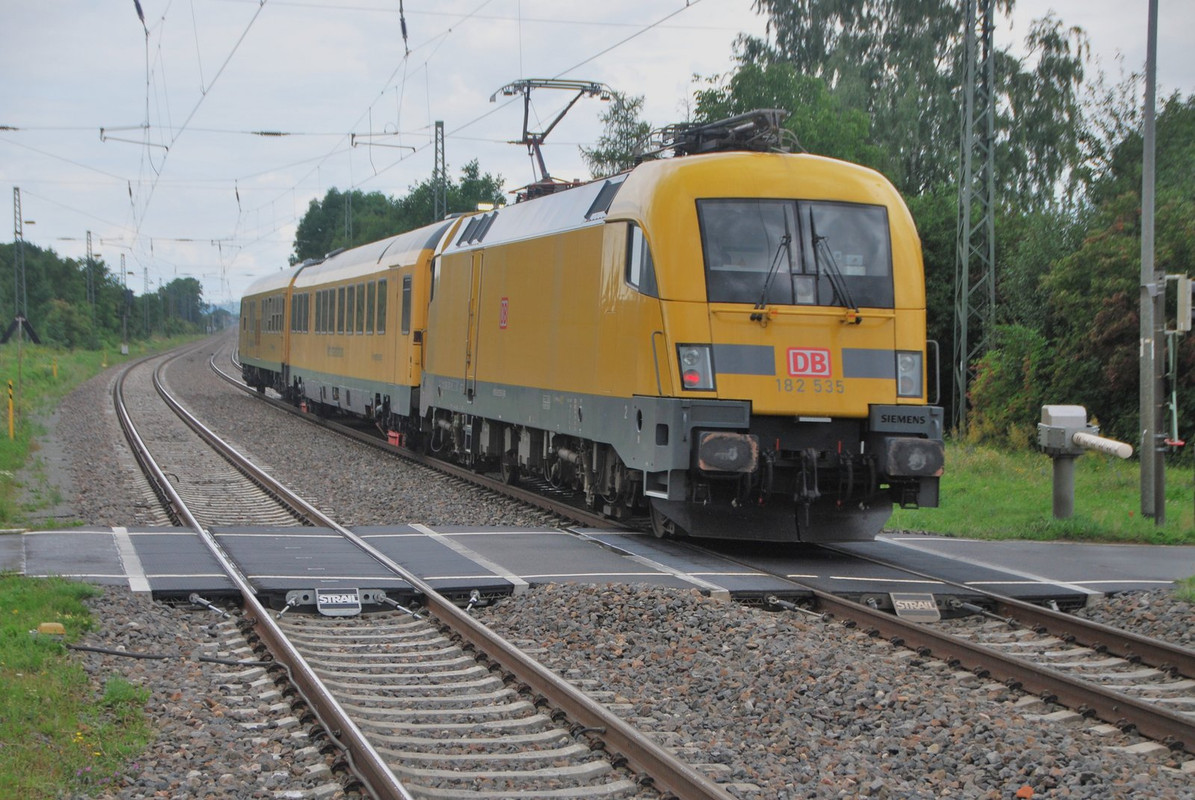 B5 182 535 schiebt 94332 (Niemberg- Mecklar) aus Leisling 08.08.23